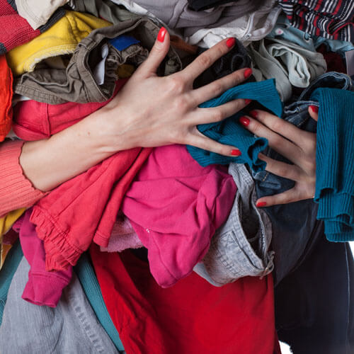  Mujer sosteniendo un montón de ropa 